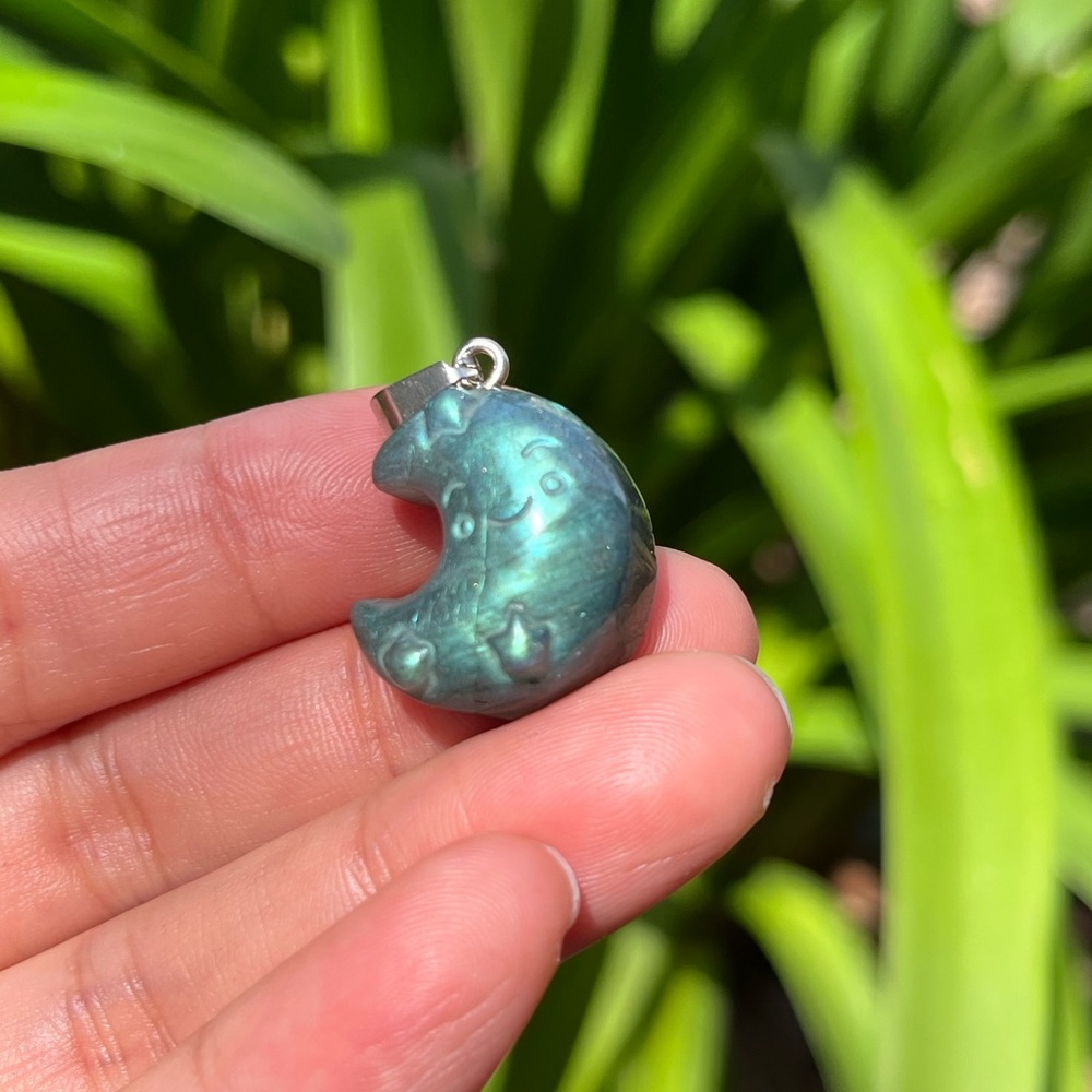 Stainless steel‎ small moon carving labradorite pendant